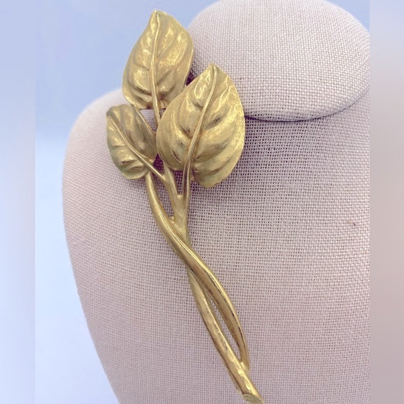 Vintage Gold Toned Triple Leaf Design Signed Trifari TM Brooch /Pin. 4” Long - Picture 5 of 5